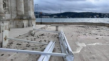 İstanbul'da lodos nedeniyle Büyük Mecidiye Camisi'nin avlusunda hasar oluştu