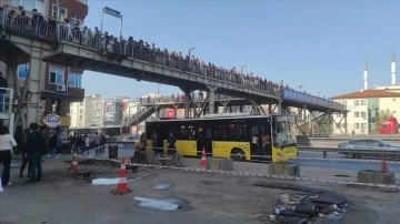 İstanbul'da metrobüs duraklarında yoğunluk yaşandı