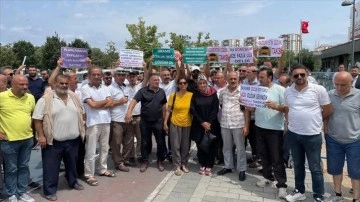 İstanbul'da minibüsten taksiye dönüştürülen araç sahipleri eylem yaptı