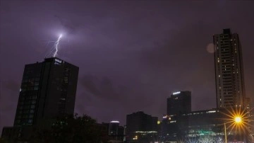 İstanbul'da şiddetli rüzgar ve sağanak etkili oldu