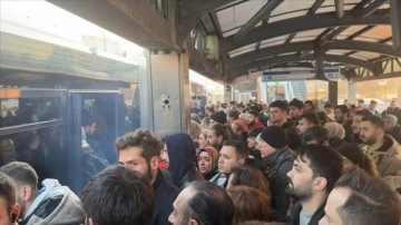 İstanbul'da tekerleklerinden dumanlar çıkan metrobüsün yolcuları tahliye edildi