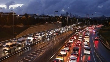 İstanbul'da yağışın da etkisiyle trafikte yoğunluk yaşanıyor