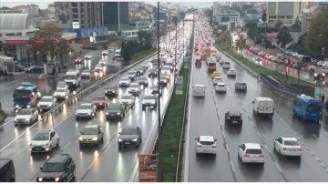 İstanbul'da yağmurun da etkisiyle trafik yoğunluğu yüzde 80'e çıktı