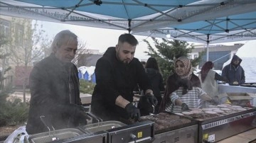 İstanbullu hamburgerci depremzede çocuklar için Kahramanmaraş'ta tezgah başına geçti