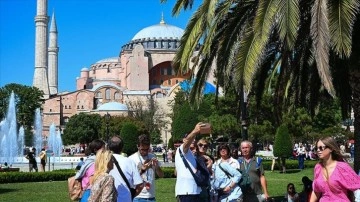 İstanbullular ve turistler boş kalan kentte gezmenin tadını çıkardı