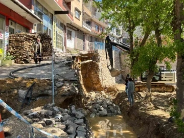 İstinat duvarı çökmüş, 5 katlı bina tahliye edilmişti: Onarım çalışmaları başladı
