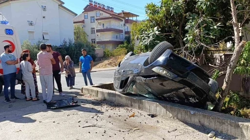 İstinat duvarına çarptı, bahçeye uçup ters döndü
