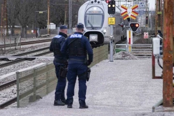 İsveç’te yük treni yayalara çarptı: 3 ölü
