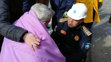 İtfaiye eri enkazdan çıkardıkları yaşlı adama kendi botlarını verdi