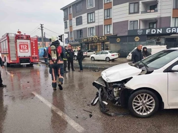 İtfaiyeye çarpan aracı sırtlarında tüplerle ittiler
