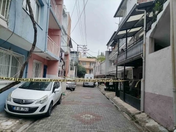 İzmir Bayraklı’daki bir evde yabancı uyruklu 3 şahsın cansız bedeni bulundu. Polis, olayla ilgili soruşturmasını sürdürüyor.
