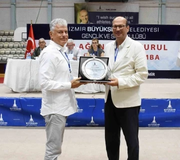 İzmir Büyükşehir Belediyesi Gençlik ve Spor Kulübü’nde bayrak değişimi
