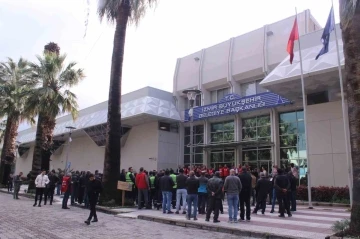 İzmir Büyükşehir’in İZELMAN işçileri iş bıraktı
