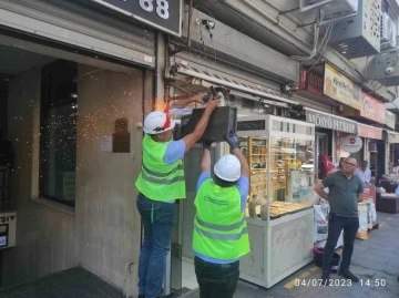 İzmir’de Arapça tabelalar tek tek indirildi
