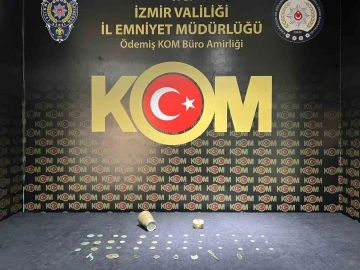 İzmir’de Bizans dönemine ait sikke ve objeler ele geçirildi
