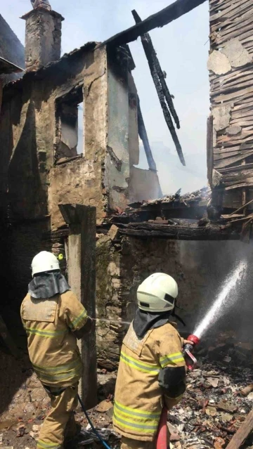 İzmir’de çıkan yangında müstakil ev kullanılmaz hale geldi
