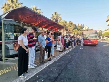 İzmir’de duraklarda ve trafikte grev yoğunluğu
