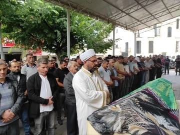 İzmir’de kabloyla boğulmuş halde ölü bulunan genç kadın son yolculuğuna uğurlandı
