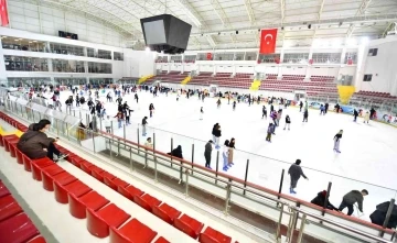 İzmir’de karneyi alan buz pistine koştu
