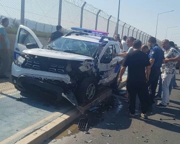 İzmir’de kontrolden çıkan araç polis aracına çarptı: 3’ü polis 5 yaralı
