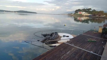 İzmir’de patlayan tekne alevler içinde kaldı