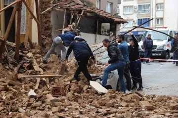 İzmir’de metruk bina bir aracın üstüne çöktü
