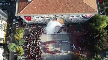 İzmir’de öğrencilerden unutulmaz 100. yıl koreografisi
