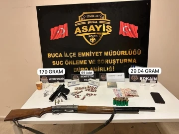 İzmir’de uyuşturucu evine polis baskını: 2 gözaltı
