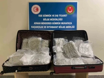 İzmir’deki havalimanında valiz içerisinden &quot;zehir&quot; çıktı
