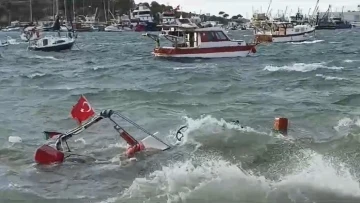 İzmir Foça’da fırtına balıkçı teknelerini batırdı