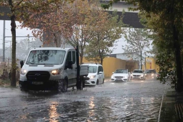 İzmir’i sağanak vurdu: Cadde ve sokaklar göle döndü
