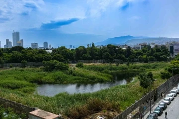 İzmir’in göbeğinde 40 yıllık bir yılan hikayesi: Basmane Çukuru
