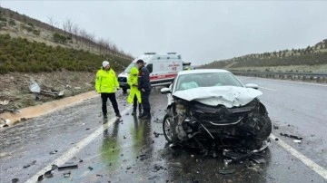 İzmir-İstanbul Otoyolu'ndaki zincirleme kazada 1 kişi öldü, 4 kişi yaralandı