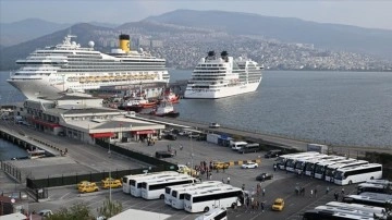 İzmir Limanı'na yanaşan iki kruvaziyerle turist hareketliliği yaşandı