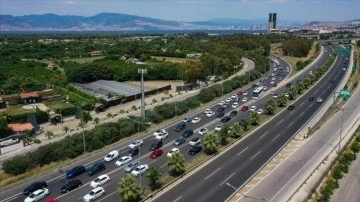 İzmir'de tatil beldelerine giden yollarda uzun araç kuyrukları oluştu