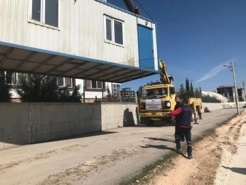 İzmit Belediyesi, Adıyaman’da konteyner ve çadırları yerleştirmeye başladı