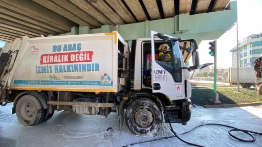 İzmit Belediyesi’nin çöp kamyonunda yangın çıktı
