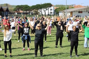 İzmitli kadınlar zumba etkinliği ile hem eğlendi hem spor yaptı
