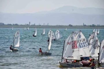 İznik Gölünde heyecan dolu yelken yarışları