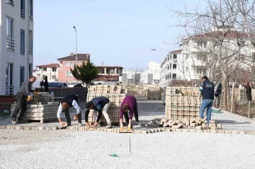 İznik’te kilitli parke taşı çalışmaları devam ediyor
