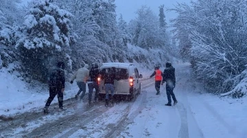 İznik’te yoğun kar yağışı hayatı felç etti, araçlar yolda kaldı