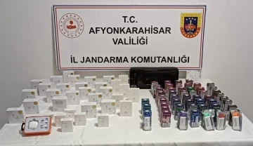 Jandarma durdurduğu araçta onlarca kaçak ürün ele geçirdi
