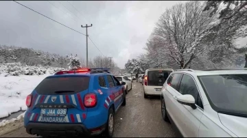 Bursa'da jandarma ekipleri yolda kalan araçlar için seferber oldu