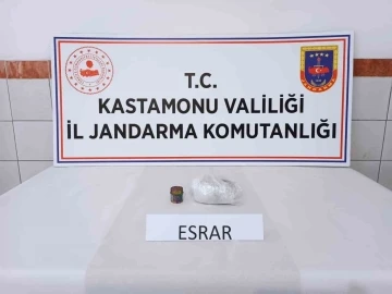 Jandarma ekiplerince üstünde esrar ile yakalanan şahıs gözaltına alındı
