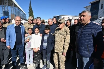 Jandarma Genel Komutanı Orgeneral Çetin, Osmaniye’de depremzedeleri ziyaret etti