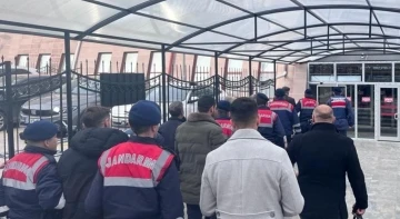 Jandarma mağdurlara zorla senet imzalatan şahısları operasyonla yakaladı
