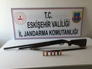 Jandarma ruhsatsız tabanca ve av tüfeği ele geçirdi
