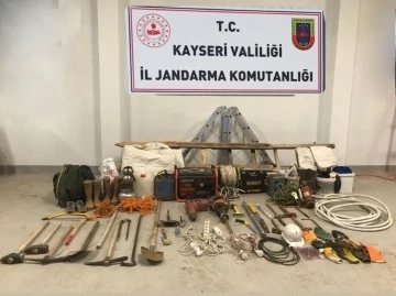 Jandarmadan izinsiz kazı yapan şahıslara suçüstü: 4 gözaltı
