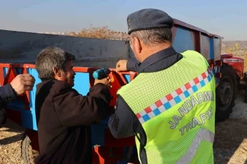 Jandarmadan traktör sürücülerine trafik güvenliği eğitimi
