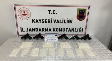 Jandarmadan uyuşturucu tacirine suçüstü: Uyuşturucuyu kombiye saklamışlar
